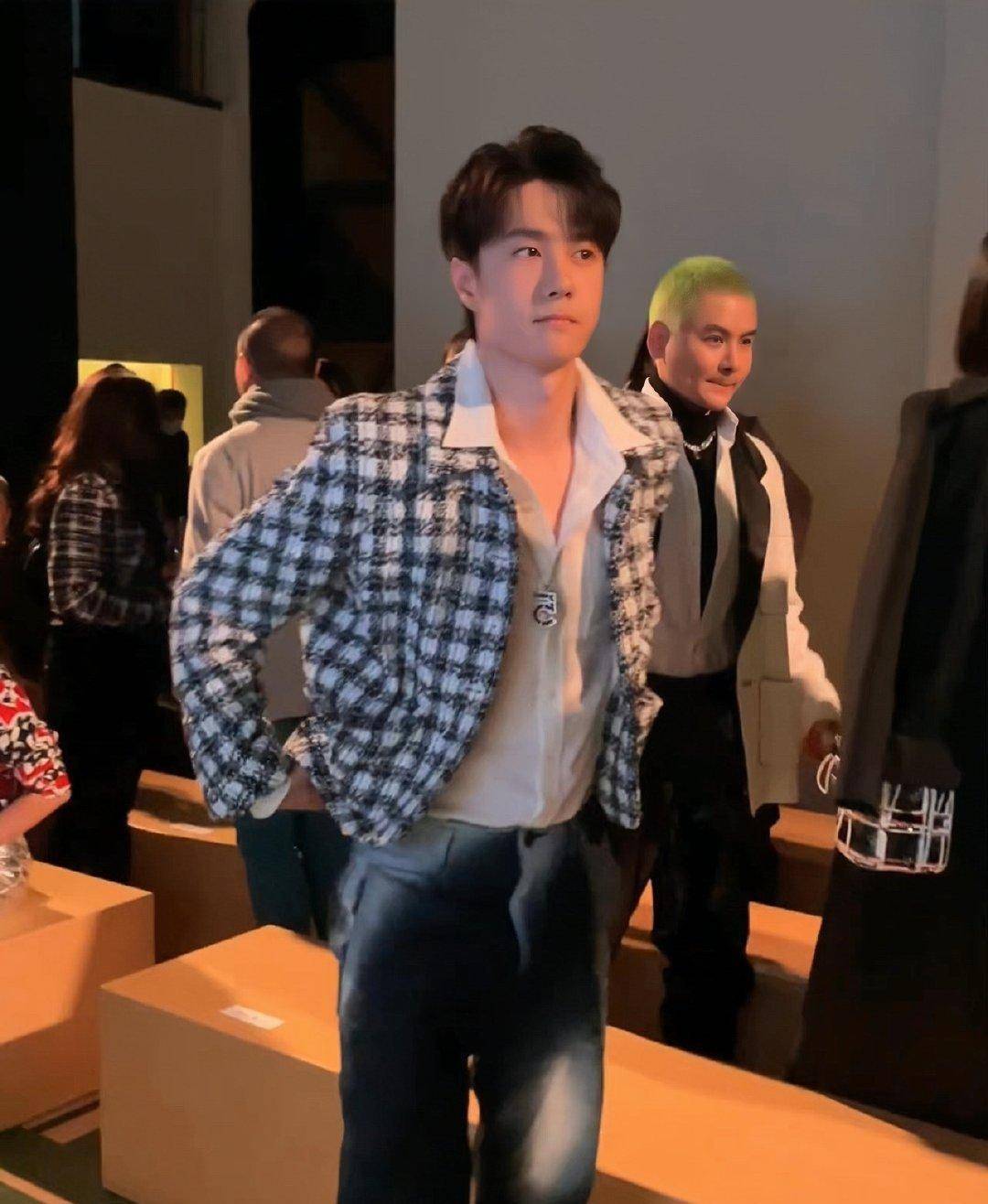 王一博亮相香奈儿晚宴,帅气打扮成为焦点,坐姿乖巧又可爱_感觉_场合