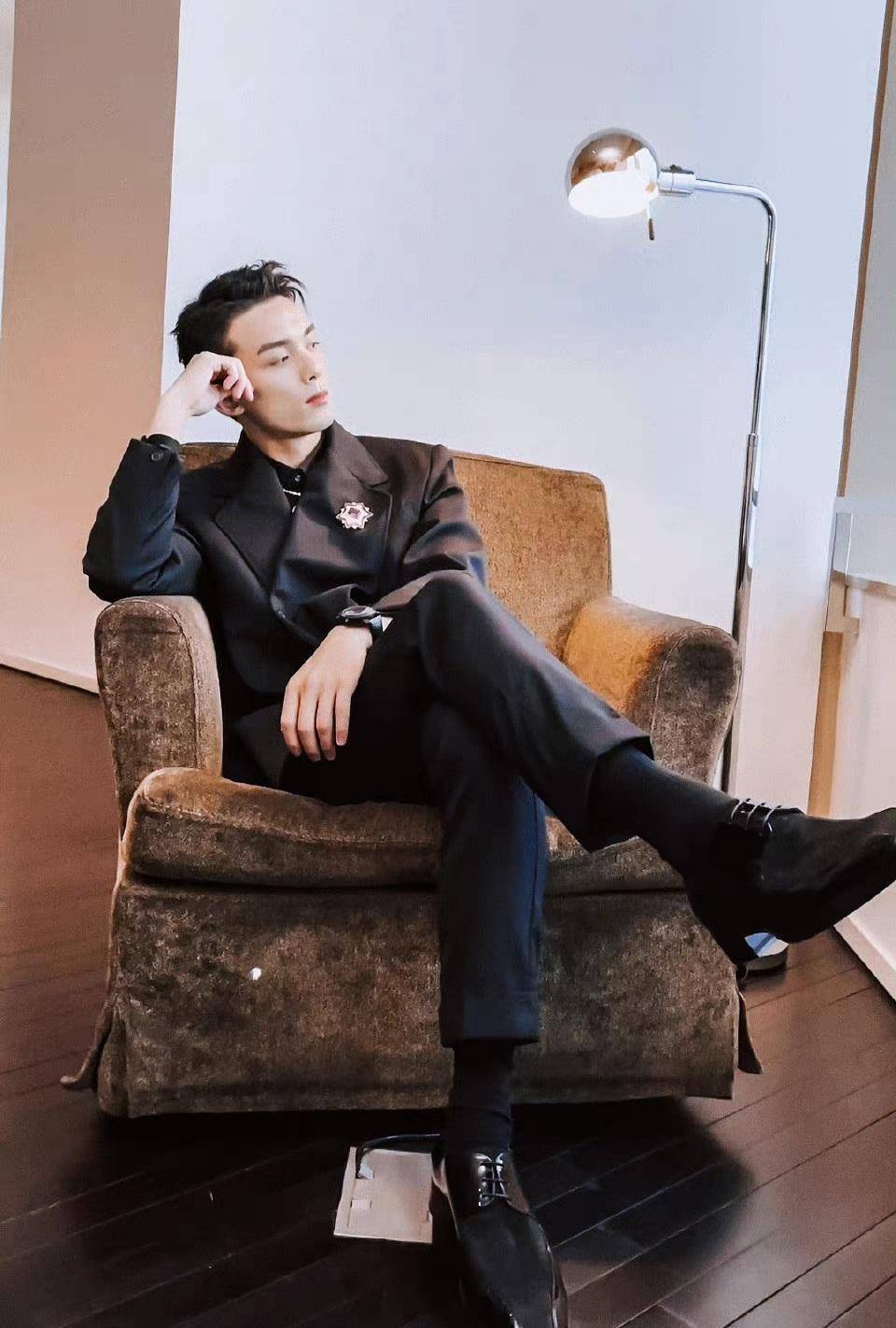 吴磊穿黑色西装半永久,皮肤白皙亮眼,诠释精致贵气高质量男_活动_时尚