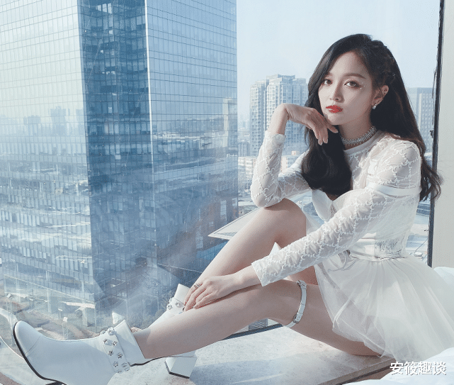 杨超越帮吴宣仪拍照,却不料手滑关掉美颜,"无修图"中腿围太真实_肌肉