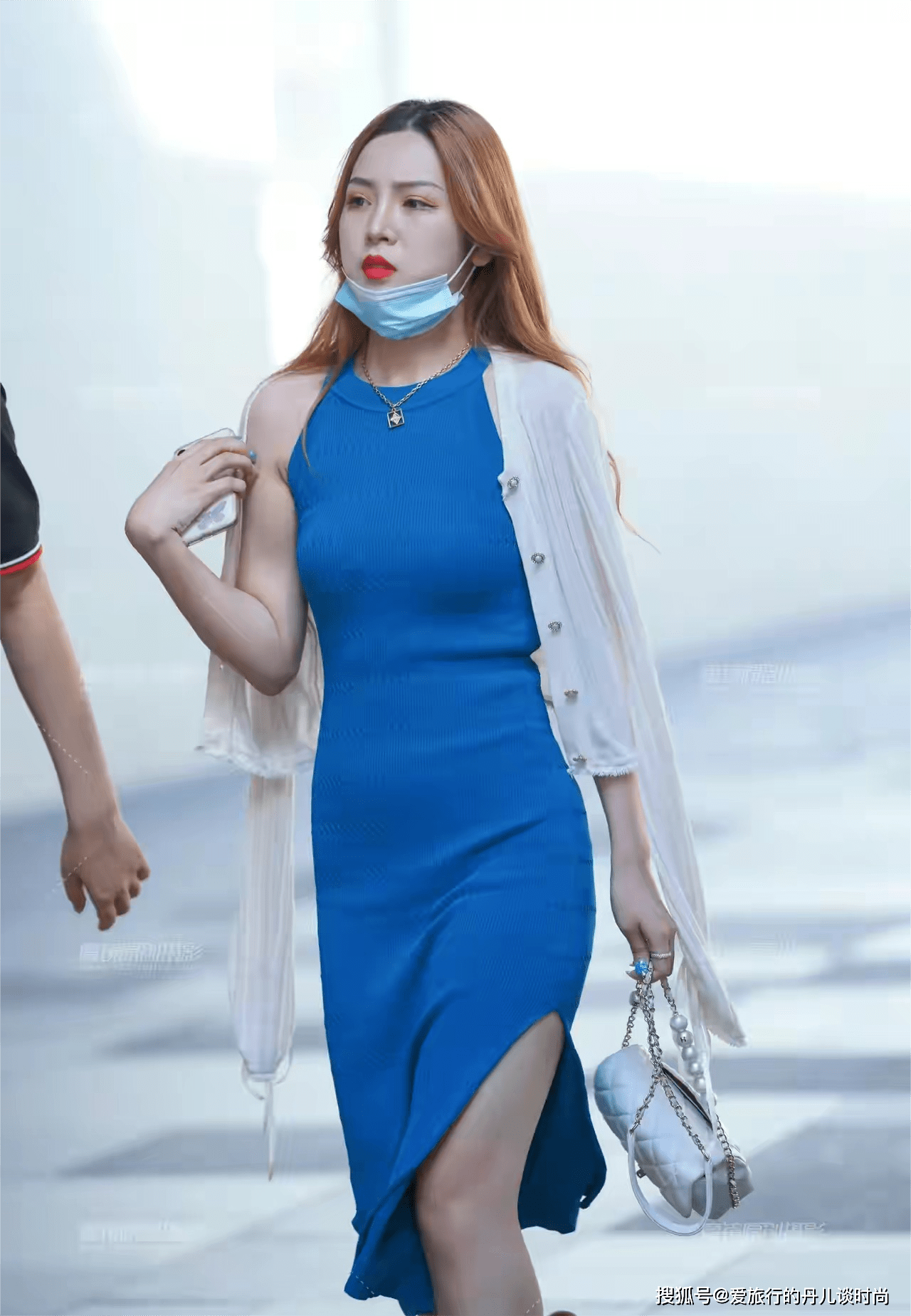 宝蓝色无袖针织连衣裙外搭白色开衫温婉淡雅,尽显名媛气质