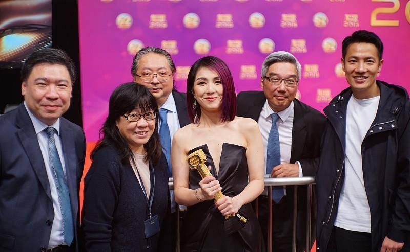 杨千嬅获最受欢迎女主角 老公丁子高甜蜜助威 张嘴大笑毫无星架