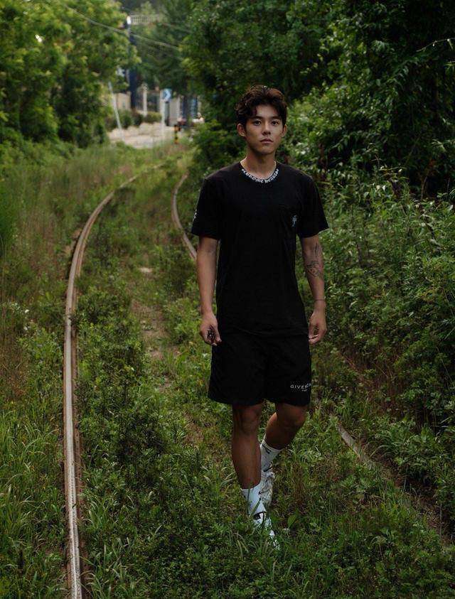 足球帅哥李嗣镕拍运动大片,穿拼接外套秀腹肌,五官撞脸吴宇恒_对比_好