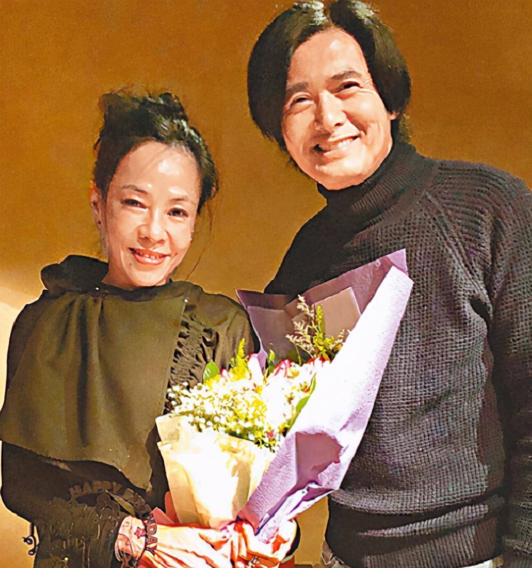 周润发妻子气质真绝了,穿紫衣配黄裤,"去世配色"唯有她敢穿搭_陈荟莲