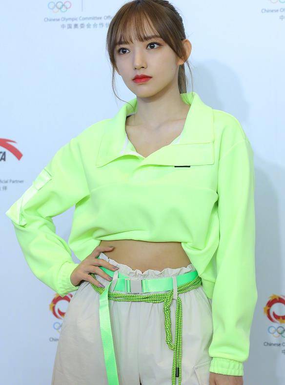 仗着身材好,程潇穿t恤还撩起来,生图下双腿显粗壮_时尚_女生_造型