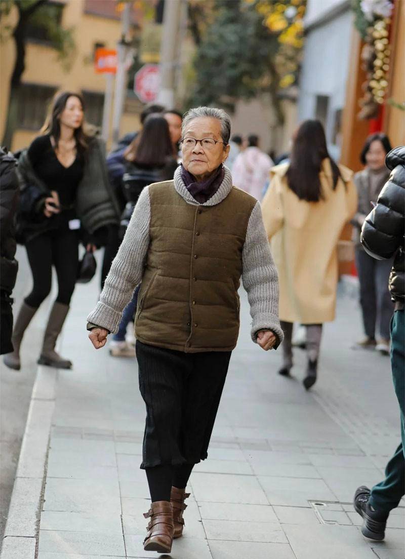 这一块,年轻的时候受到各种时尚资讯的熏陶,年纪大了自然也非同凡响