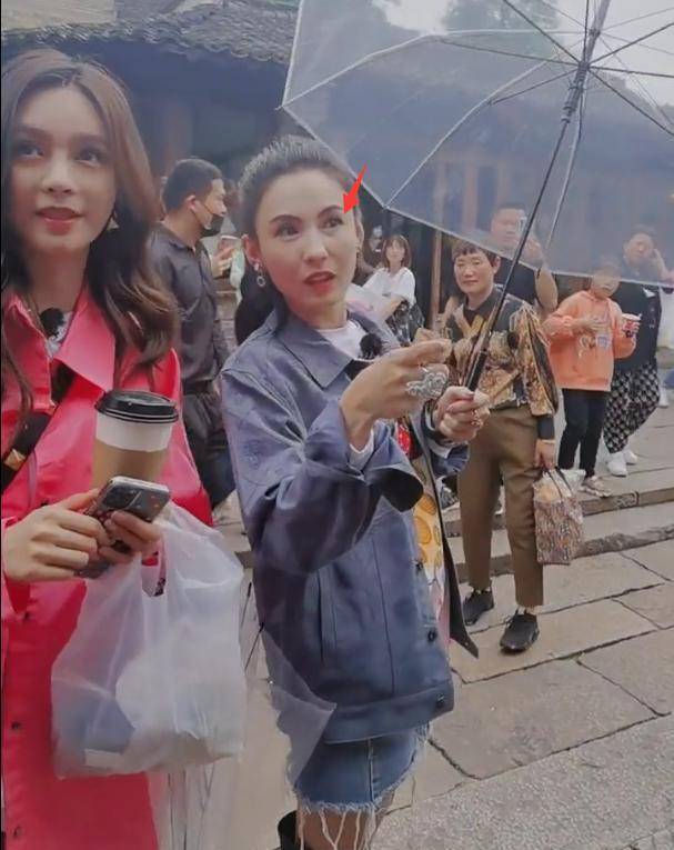 张柏芝与沈梦辰同框变老明显,被路人送美食无回应,被批耍大牌_激情_很