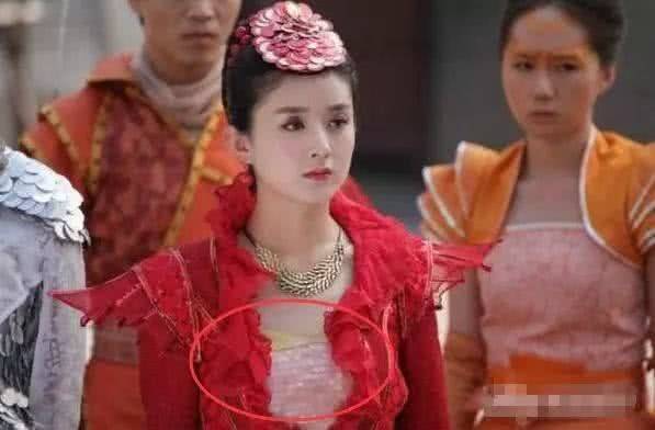 笑到扶墙的穿帮镜头，肌肉背心我忍了，图4我笑出了鹅啼声！