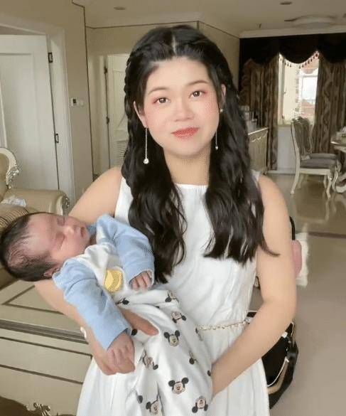 陈三废妻子办满月宴,姐姐送5w限量包,姐夫送大金链子_陈橙_家里人