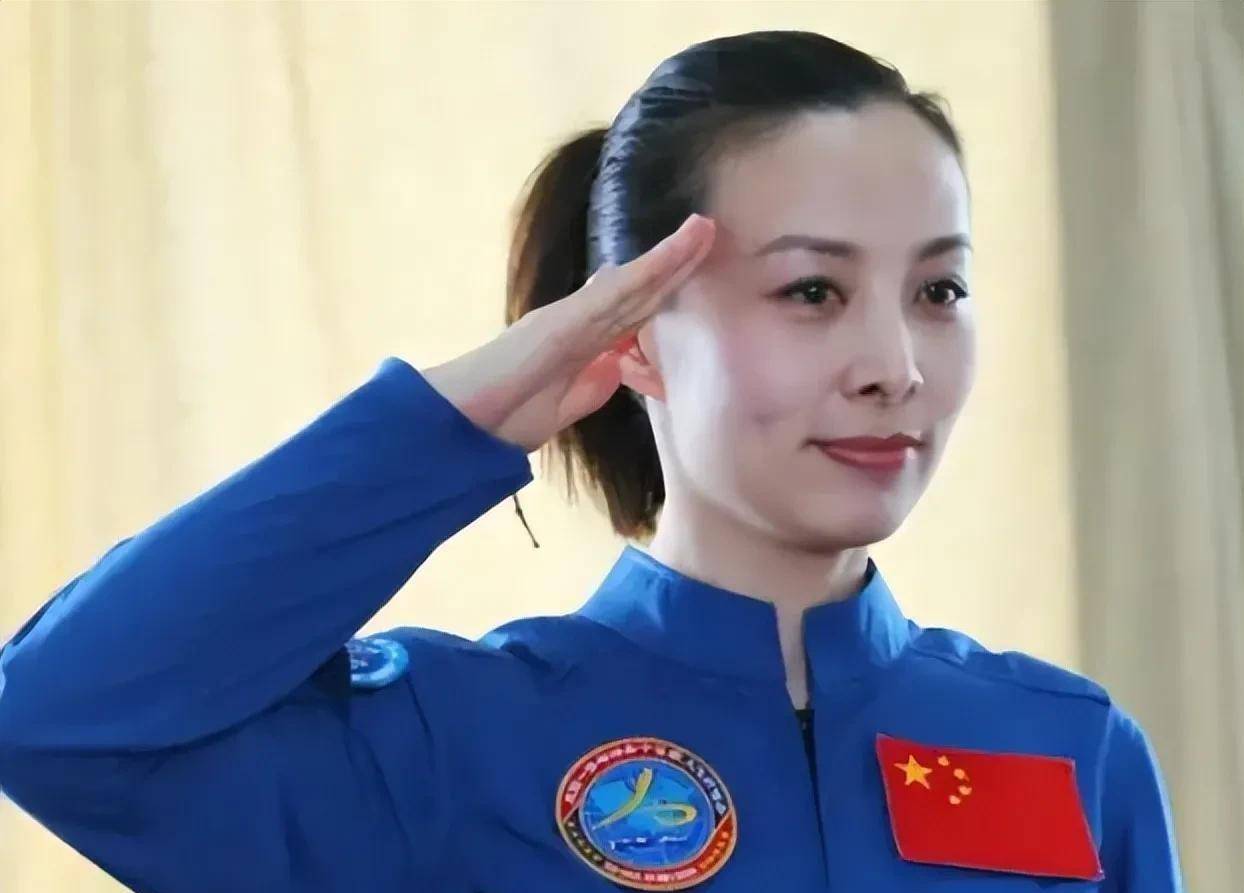 女航天员王亚平和妹妹的照片曝光,妹妹年轻貌美,比姐姐还漂亮!