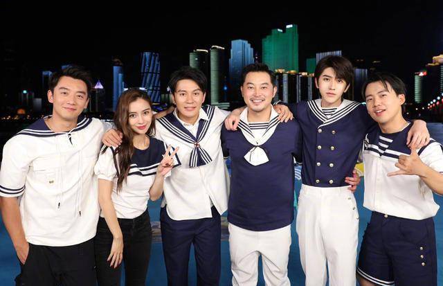 吴宣仪穿短裙站在蔡徐坤旁边,细看蔡徐坤双手动作,绅士手没错了_时候