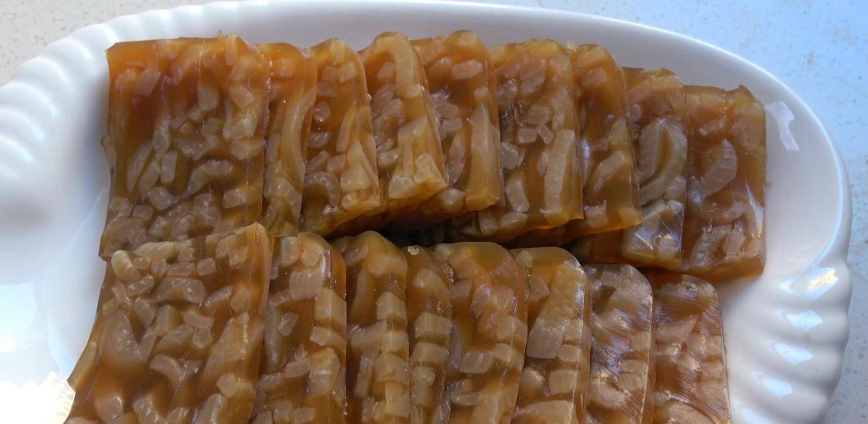 大厨教你做肉皮冻,猪皮冻晶莹透亮,筋道弹牙,新手也能一次成功_冷水