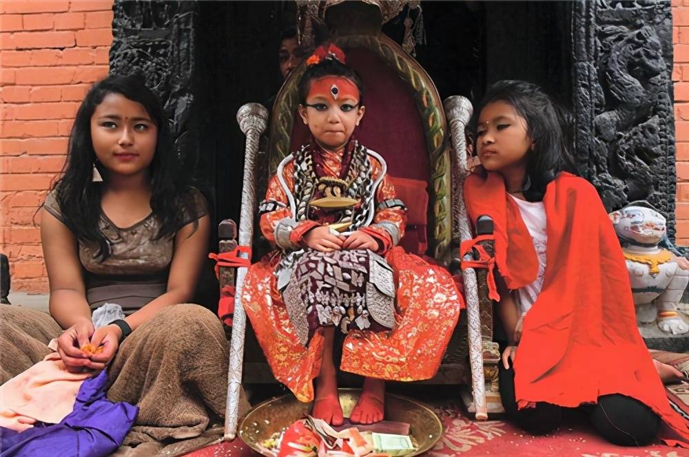 尼泊尔"活女神"悲哀:国王见了也要下跪行礼,长大后却孤独终老_库玛丽