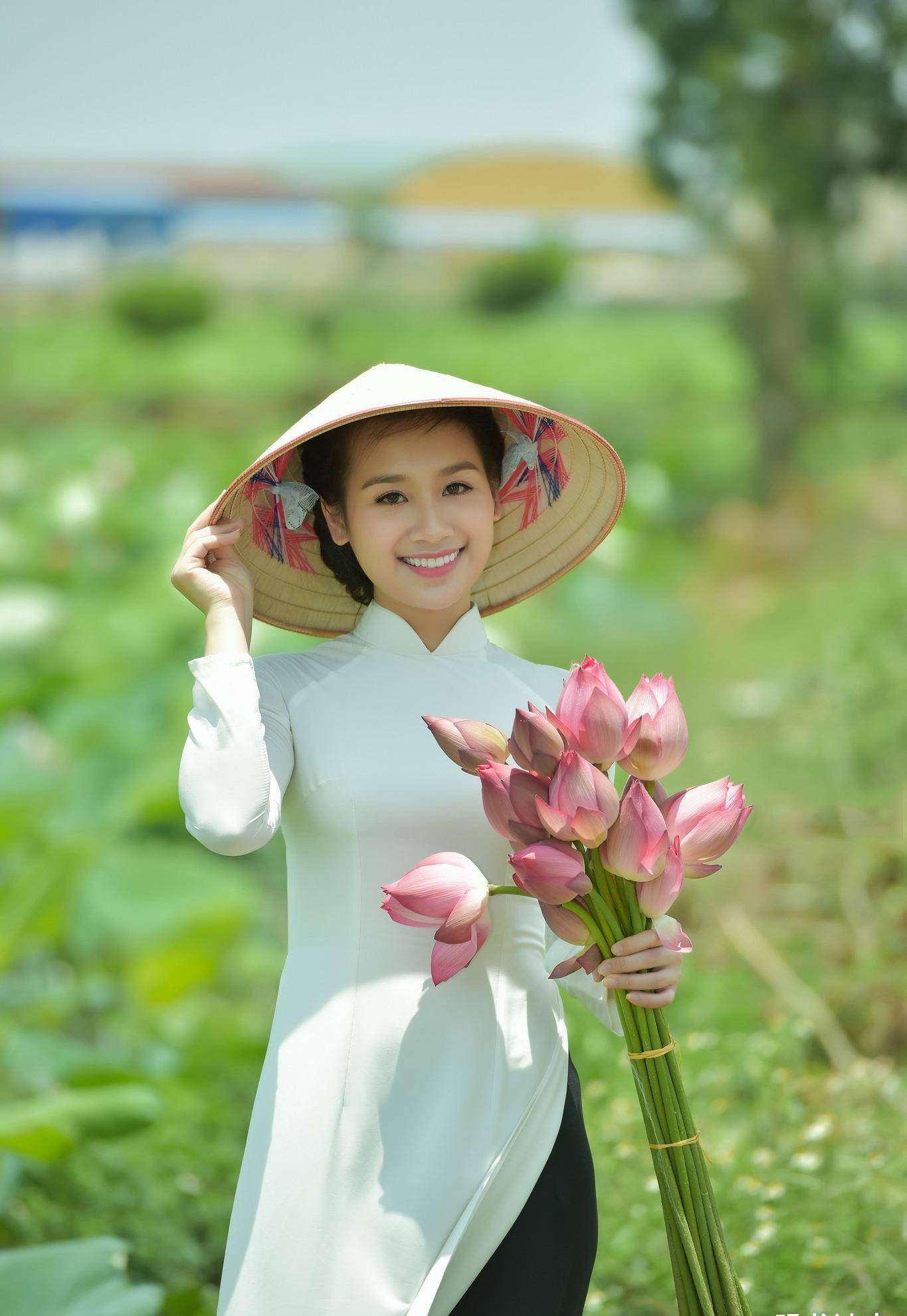 越南採蓮女,身著奧黛,手捧蓮花,清新淡雅很迷人_來自_詩經_樣子