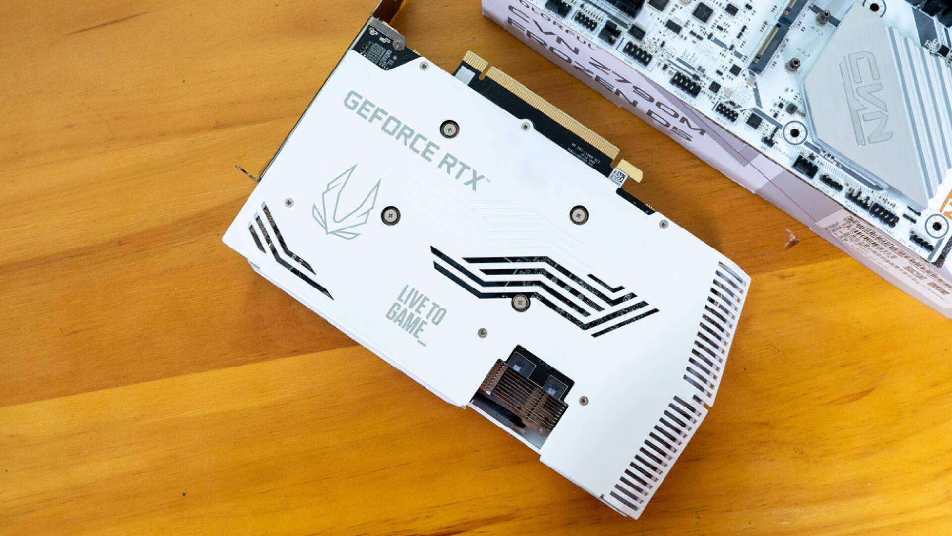 安装效果,整体搭配白色的七彩虹主板整体配色也是非常统一.