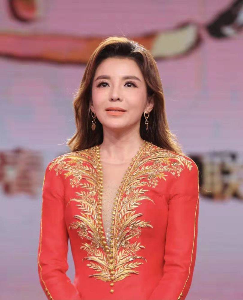 央视主持朱迅现身餐馆接地气,浓妆打扮穿着朴素,下播去吃肉夹馍_气质