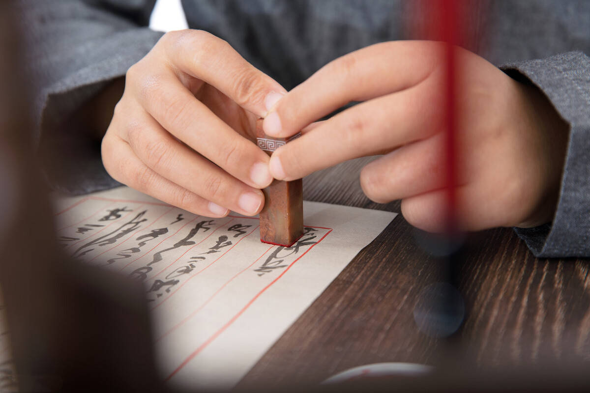 家中的主事者,一般会提前请比较有学问的人,在纸上详细的写上家中的