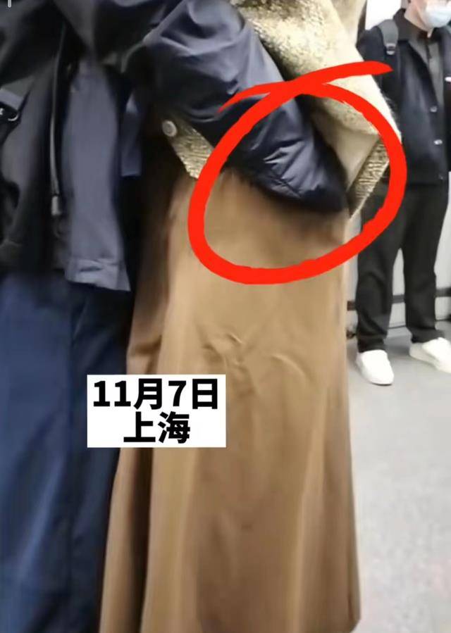 地铁内不文明行为_地铁情侣不雅行为_上海地铁情侣搂抱摸裙