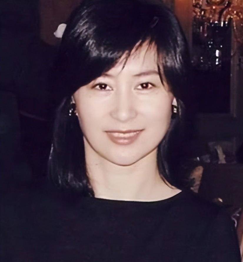 香港赌王之女何超琼:不顾世俗为陈百强扶棺,一对耳环珍藏35年_何鸿燊