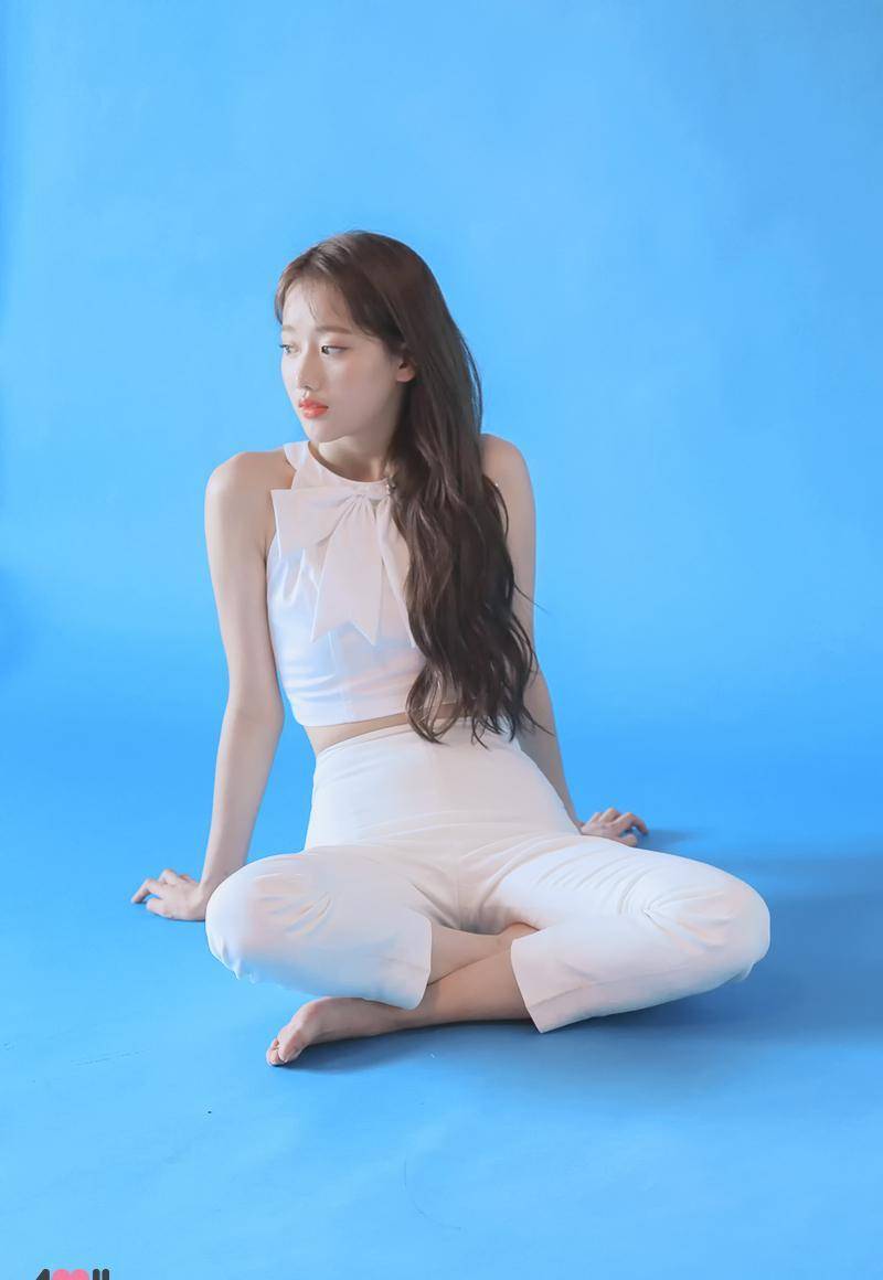 时尚不一定需要高挑的身材,李娜恩的时尚大片儿,肉肉的也挺好看_april