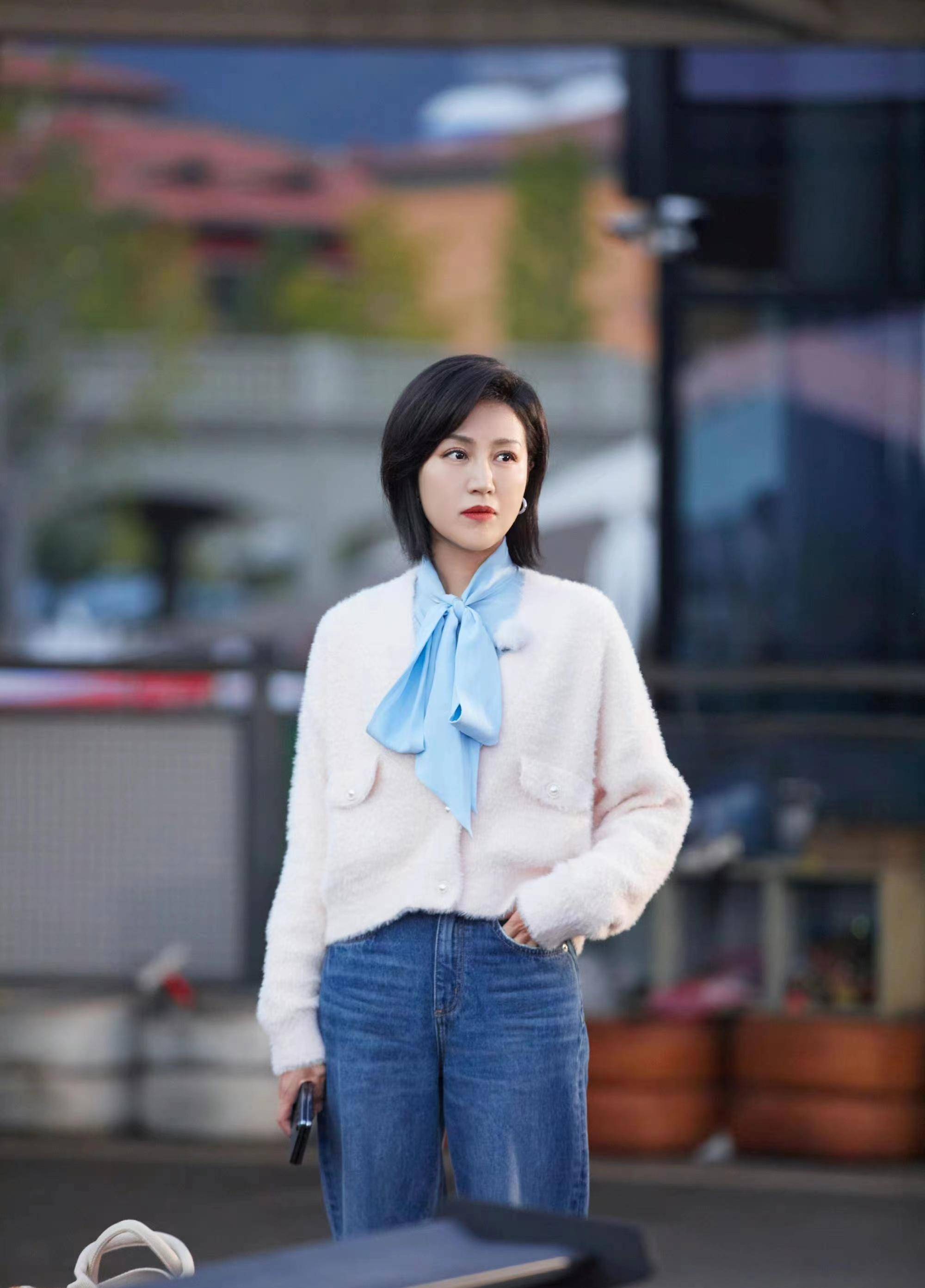 鲍蕾衣品真好,蓝色飘带衬衫搭配毛绒外套,温柔减龄又显气质!