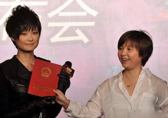 李宇春龙丹妮出游被偶遇?