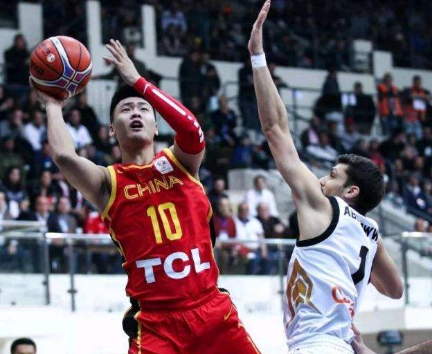 赵睿穿美国队球衣引发热议本人回应:无心之举_球迷_衣服_穿着