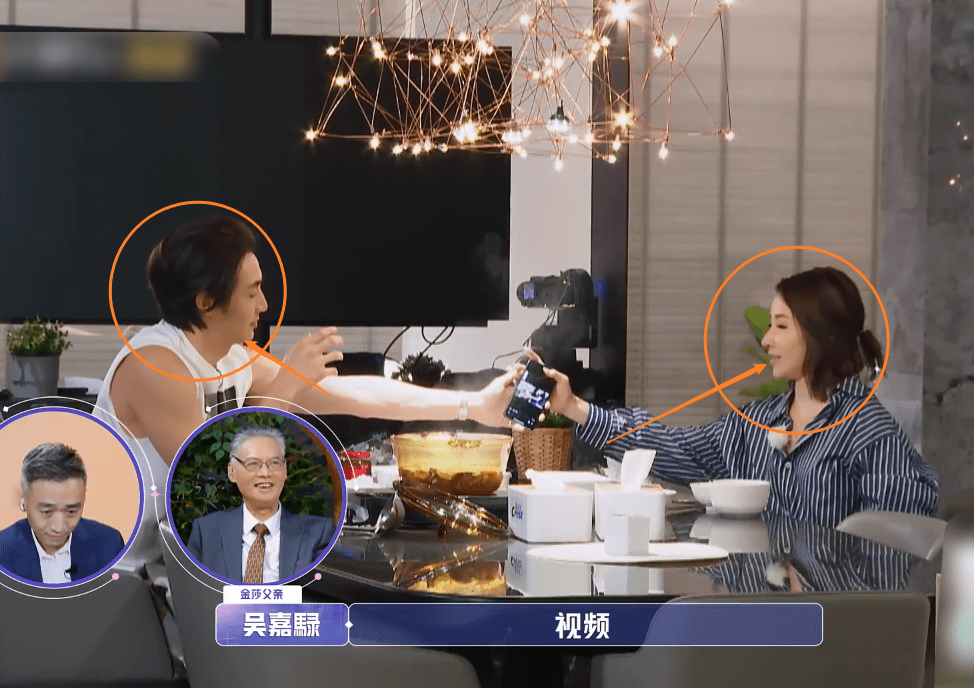 萧亚轩因想起妈妈而流泪,我却注意黄皓的反应,感情如何一看就知_节目