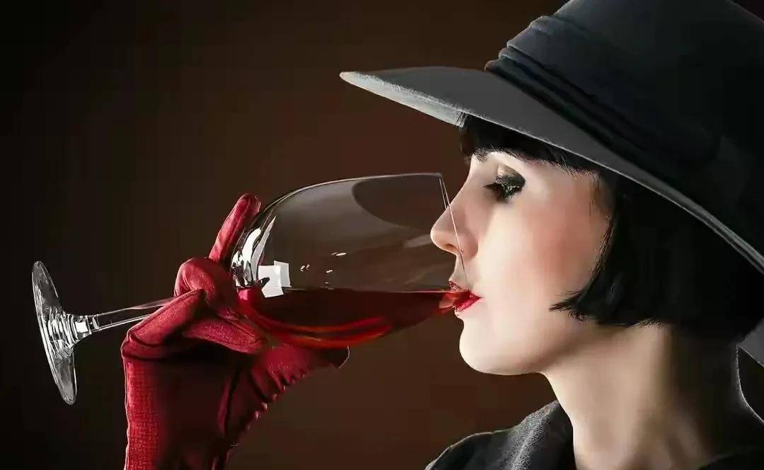 女人喝酒唯美 伤心图片