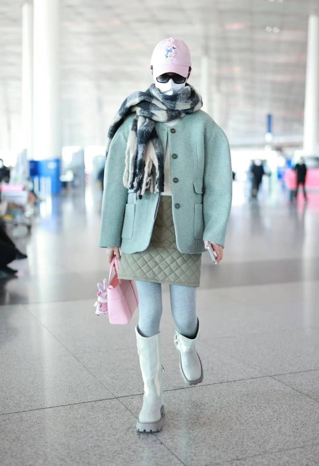 郁可唯穿小香风外套配菱格纹短裙和灰色打底裤走机场,减龄保暖_时尚