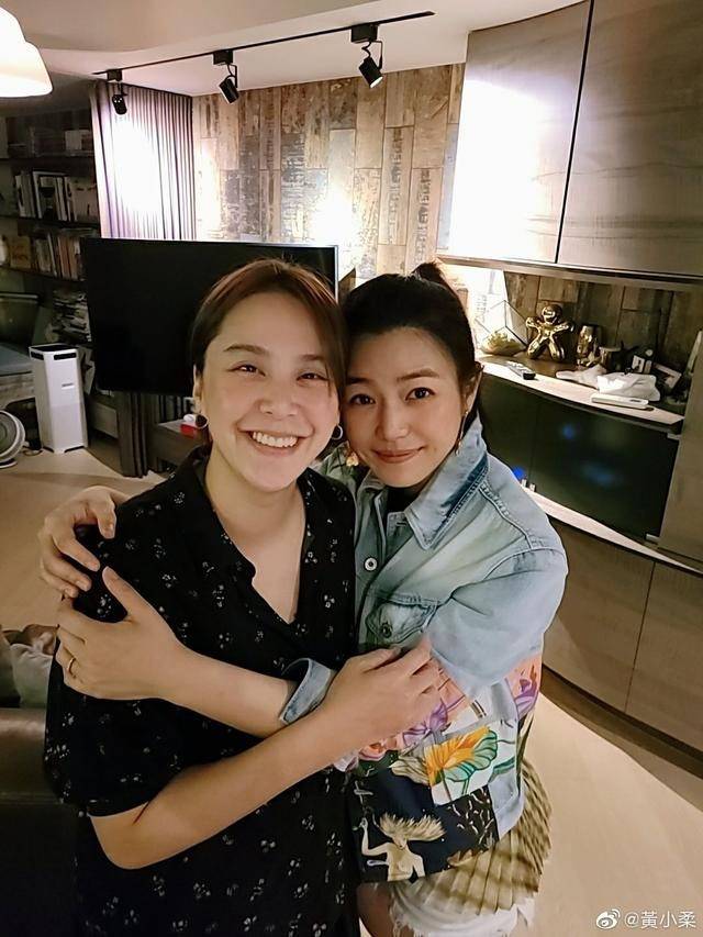 两人都是素颜出镜,而且陈妍希还紧紧地抱着好友黄小柔,身边的好闺蜜