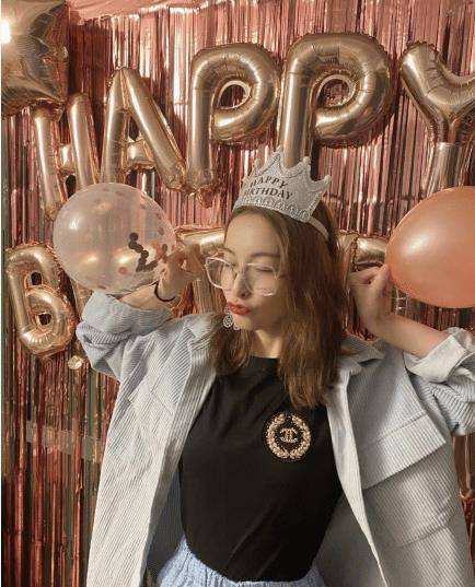 吴昕发文庆生,好友齐聚氛围欢乐,新的一年又长了一岁_气球_带着_生日