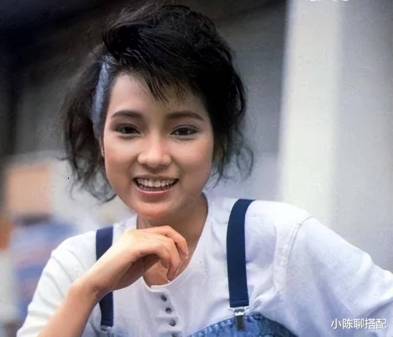 装扮,但若你也是方圆脸却不似戚美珍这般小巧,则可以打理一些刘海出来