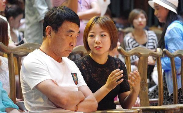 有人曾笑话他在娱乐圈里还这么老实,是不是怕老婆,王双宝没当成是玩