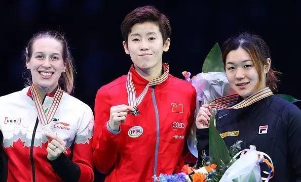 冰雪韩国坏招没用,中国短道一姐豪取5冠王,对手想犯规都拉不住!