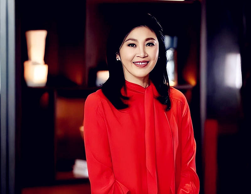 英拉才是衣品达人,红色衬衫穿出优雅感,50-60女人的职业模板_带着