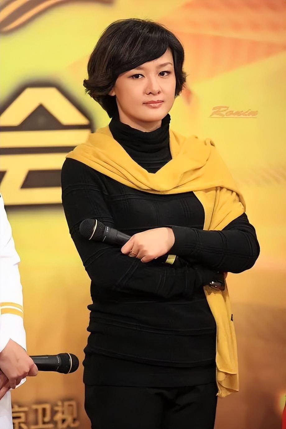 网友,怀疑李小萌和欧阳夏丹是不是卷入到了一些不方便透露的案件中