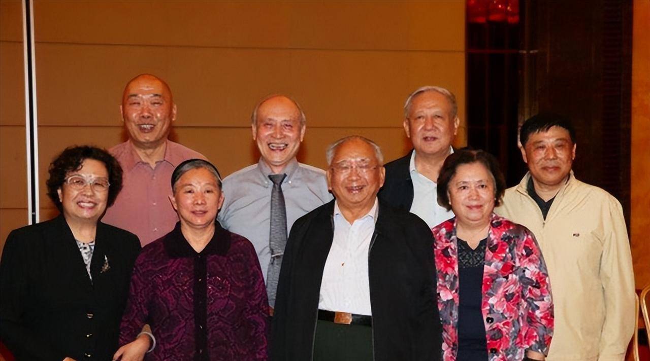 林豆豆被释放后来到了农场劳动,张清霖主动放弃了自己的工作陪着妻子