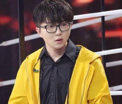 毛不易参加《明日之子》的时候,长相不出众的他,凭借一首民谣般清丽的