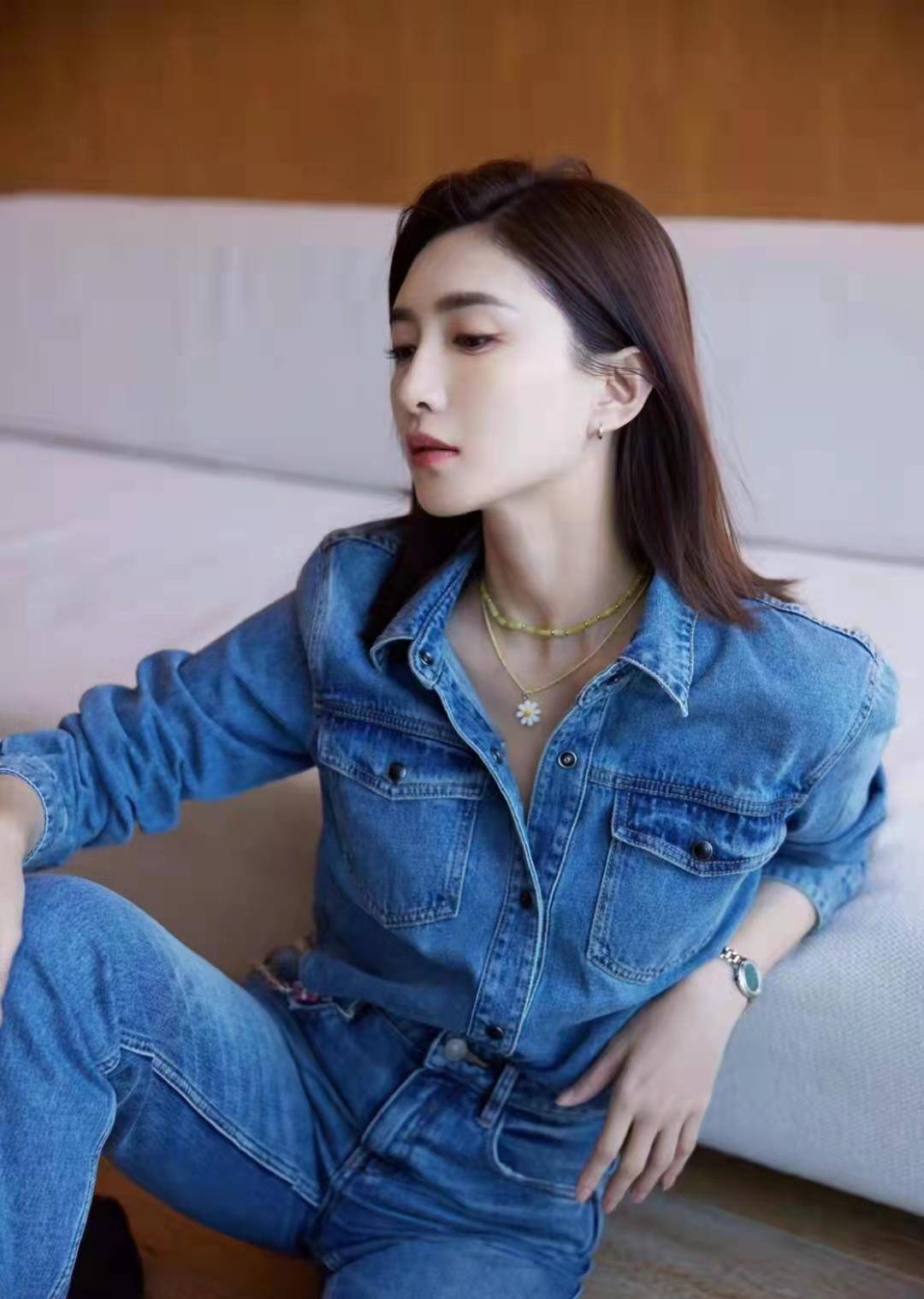江疏影穿搭越来越在线了,牛仔套装配马丁靴率性自然,小姐姐值得借鉴