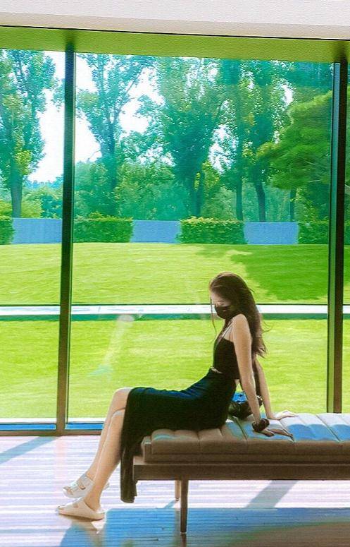 关晓彤晒背影照,薄背直角肩超让人羡慕,身材真心绝绝子啊_吊带_口碑