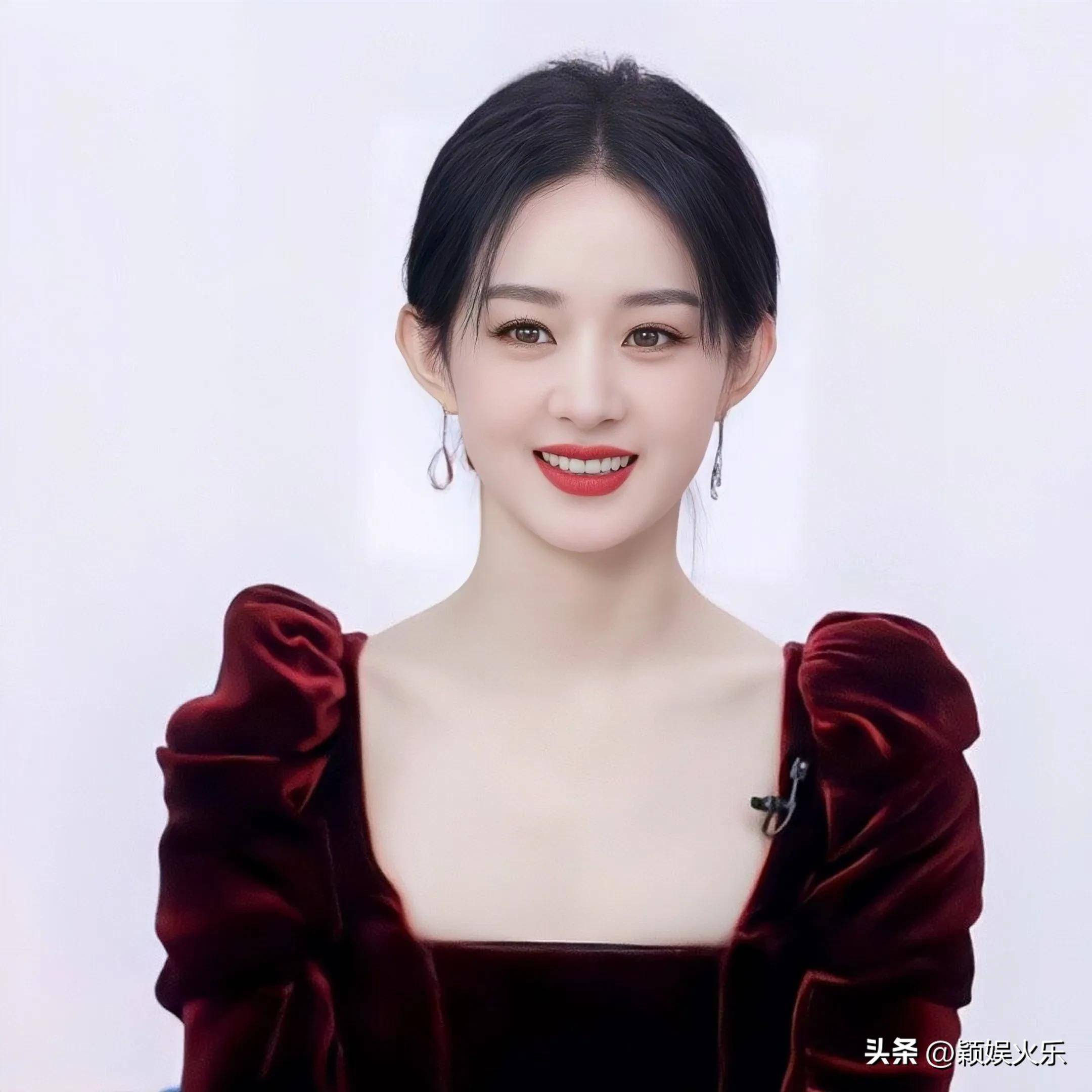 赵丽颖今天梳的是中分盘发,干净利落,特别减龄,和赵丽颖2023北京卫视