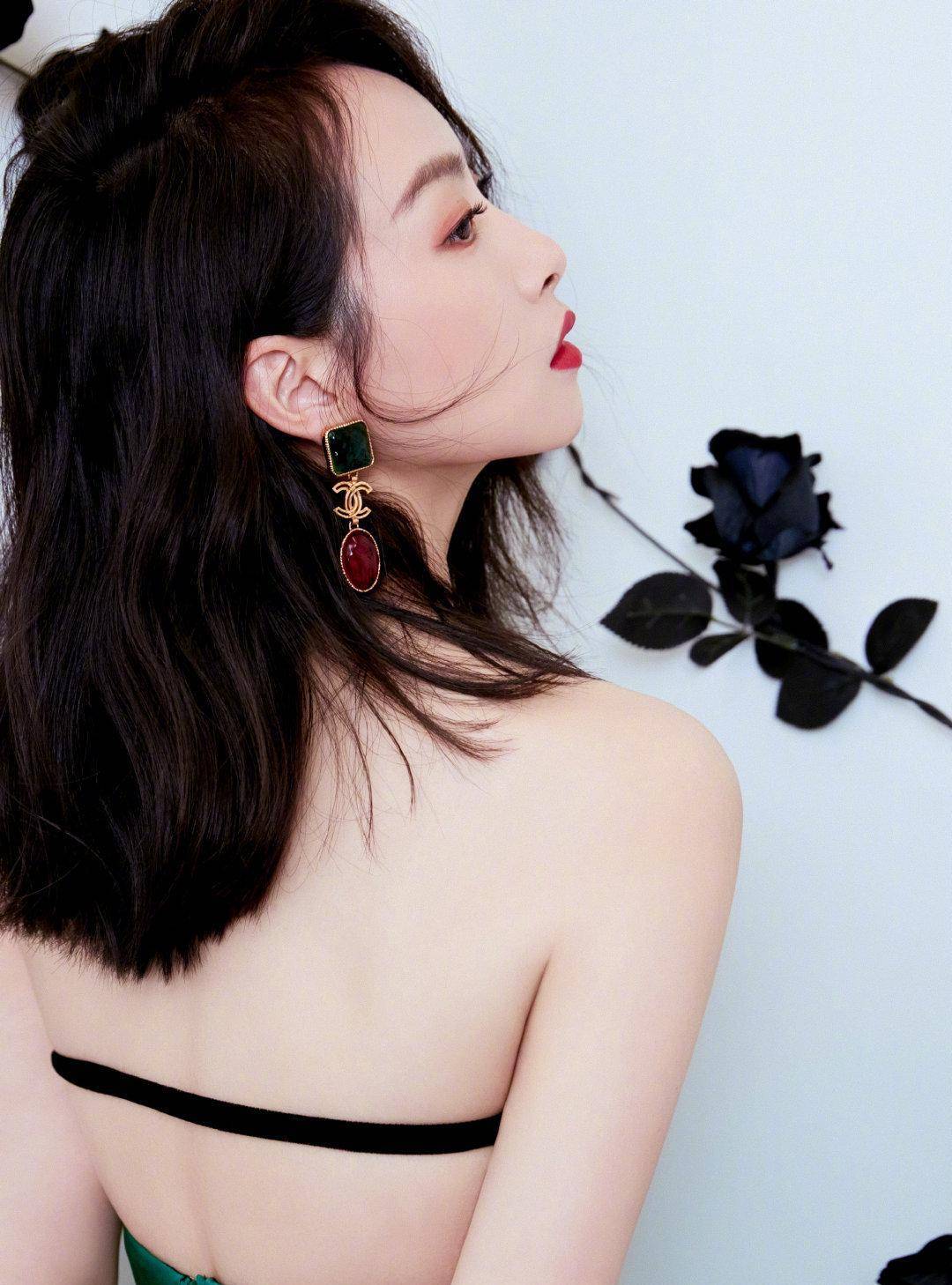 宋茜时尚活动造型释出,细带抹胸尽显玲珑曲线,黛绿绸缎裙显优雅_黑色