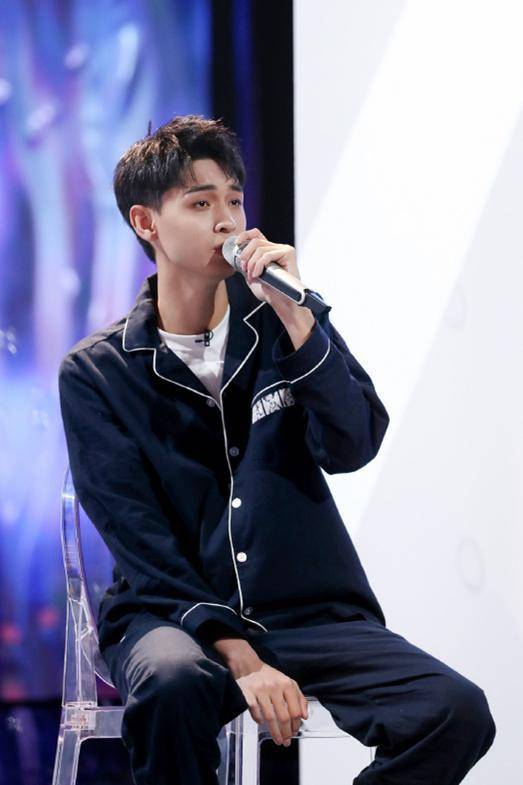 德云社秦霄贤登上时尚杂志封面,一张肌肉照,让粉丝为之"疯狂"_老秦