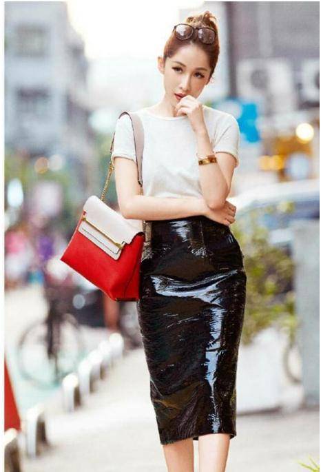 "恋爱小天才"萧亚轩,穿超短破洞牛仔裤,敢穿更酷_白色_黑色_造型