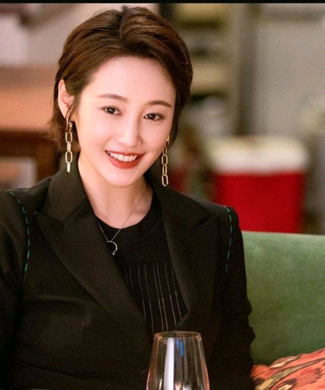 看惯了李纯古装造型,新剧《他其实没有那么爱你》短发太飒了
