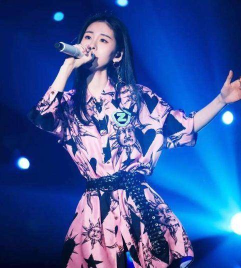 她是《中国好声音》冠军中最火的一位,今已成影视圈最抢手的女人_张碧