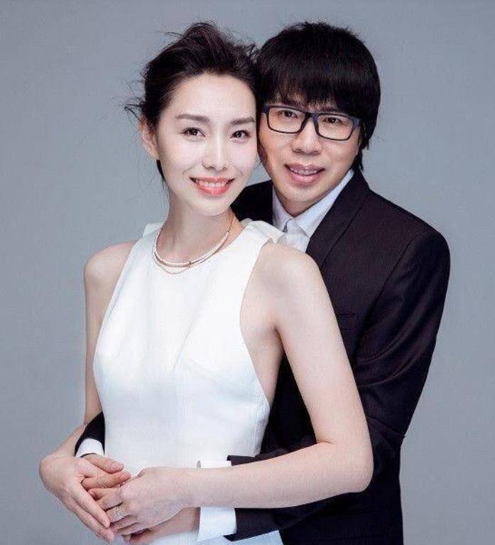 卢庚戌秀恩爱,与小15岁娇妻同框似两代人,老婆的银戒太简朴_妻子_李健