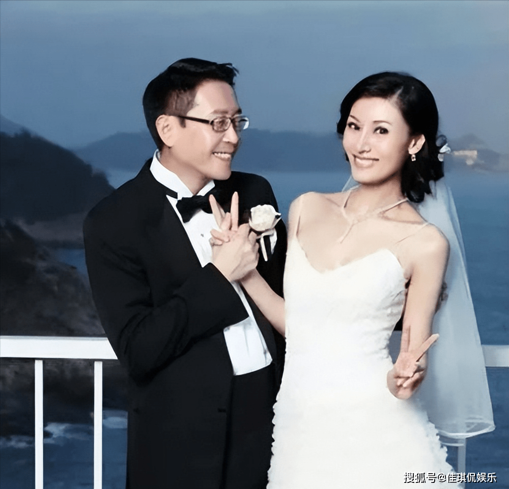 56岁港姐陈法蓉新年落单,和80岁老父亲吃大餐庆祝,身形窈窕_照片_事业