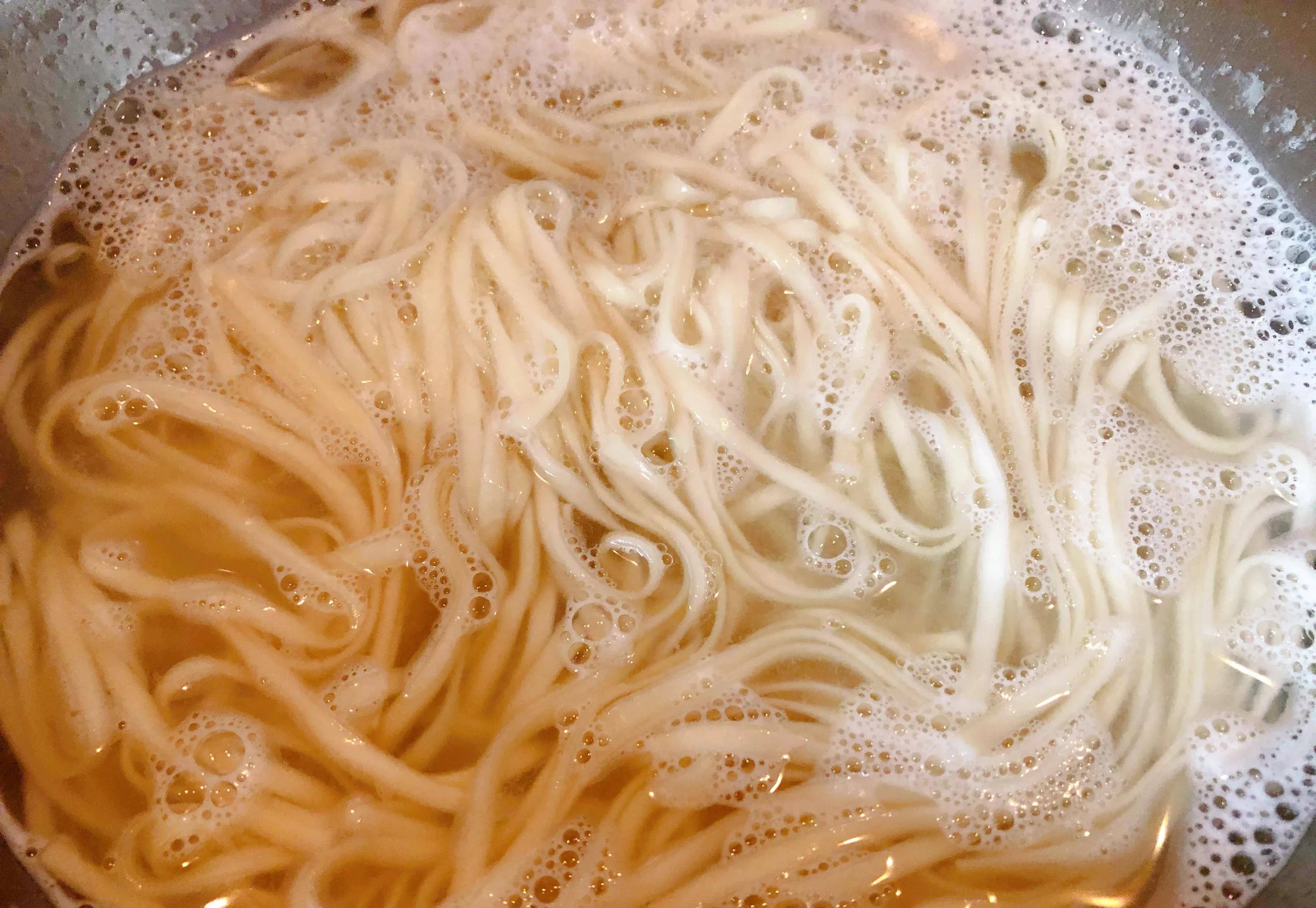 水煮面条鸡蛋酱,干豆腐炸串凉拌菜,简单的食材却能做出可口饭菜_香菜