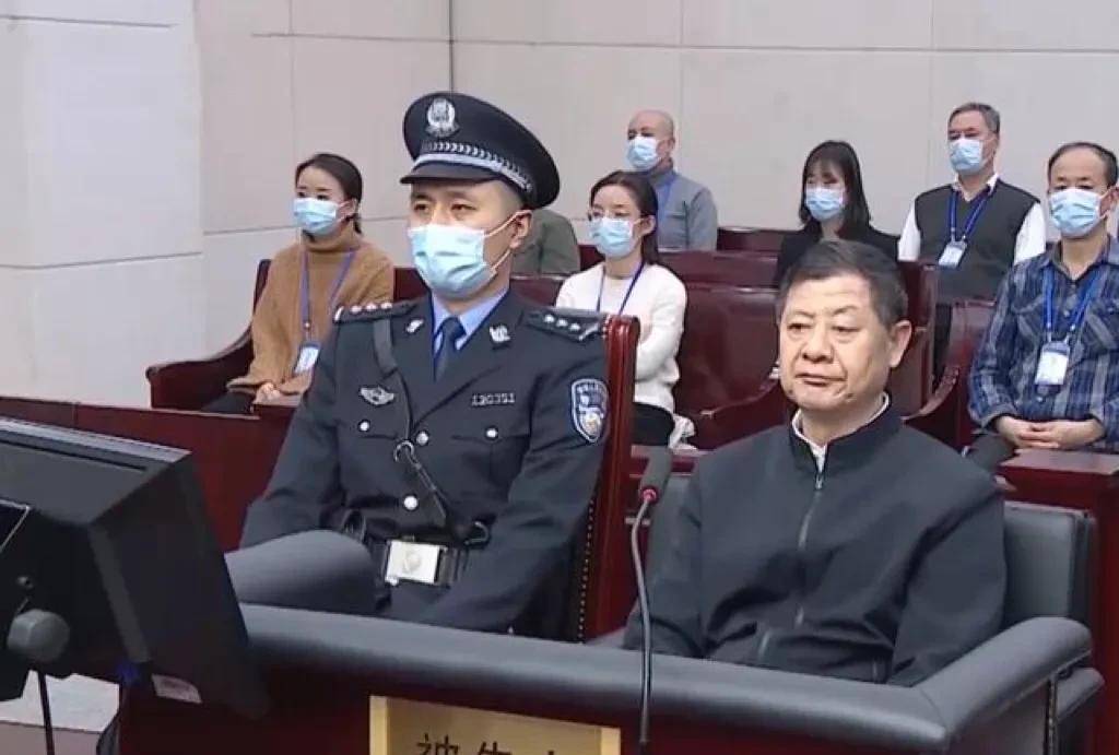 对被告人王富玉以受贿罪判处死刑,缓期二年执行